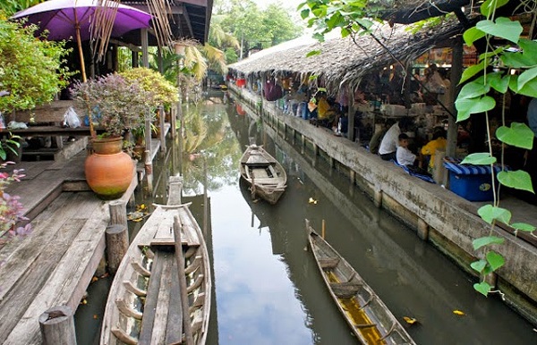 Bang Nam Pheung floating market 