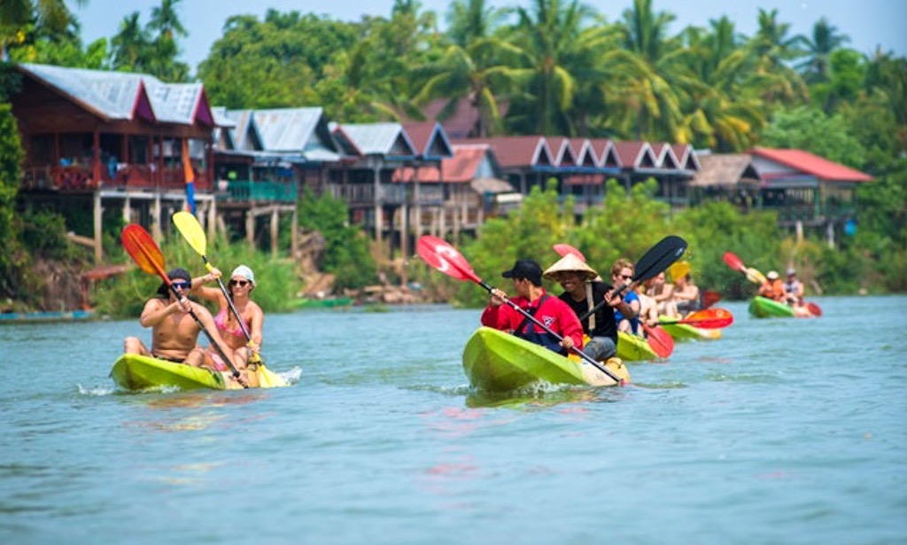 Boat rental in Vang Vieng