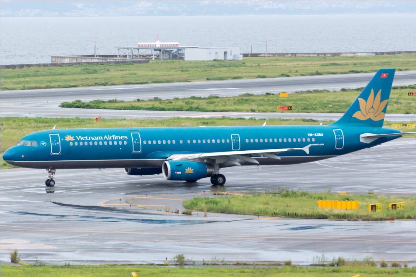 Vietnam Airlines flight from Vientiane to Hanoi